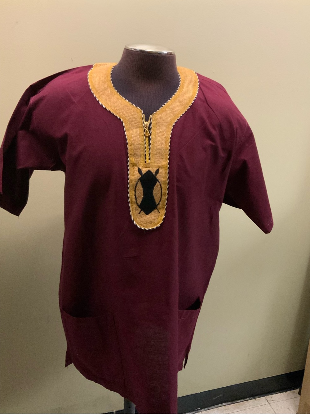 UNISEX AFRICAN DASHIKI ZULU TOP short sleeve with pockets. Shield & arrow. NWOT.